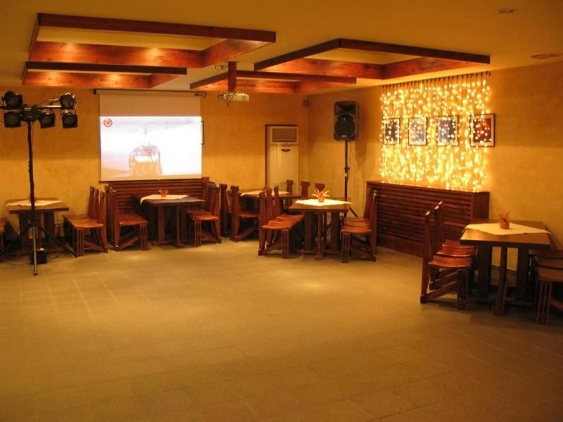 Отель Hotel Oasis Брашов-45