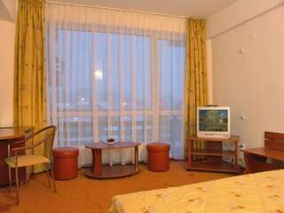 Отель Hotel Oasis Брашов Двухместный номер с 1 кроватью или 2 отдельными кроватями-1