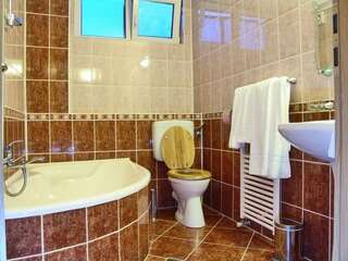 Отель Hotel Oasis Брашов Семейный люкс (для 2 взрослых и 2 детей)-5
