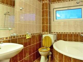 Отель Hotel Oasis Брашов Двухместный номер с 1 кроватью или 2 отдельными кроватями-2