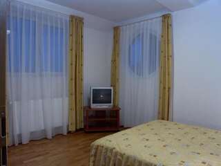 Отель Hotel Oasis Брашов Семейный люкс (для 2 взрослых и 2 детей)-9