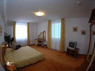 Отель Hotel Oasis Брашов Семейный люкс (для 2 взрослых и 2 детей)-15