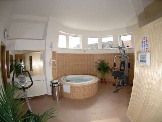 Отель Hotel Oasis Брашов-12