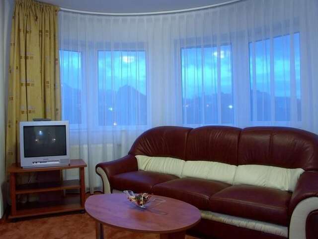 Отель Hotel Oasis Брашов-14